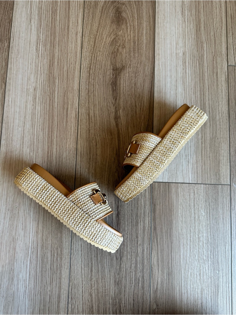 Brand New Coutgo Tan Woven Platform Slide Mules with Gold Chain Accent - Picture 6 of 9
